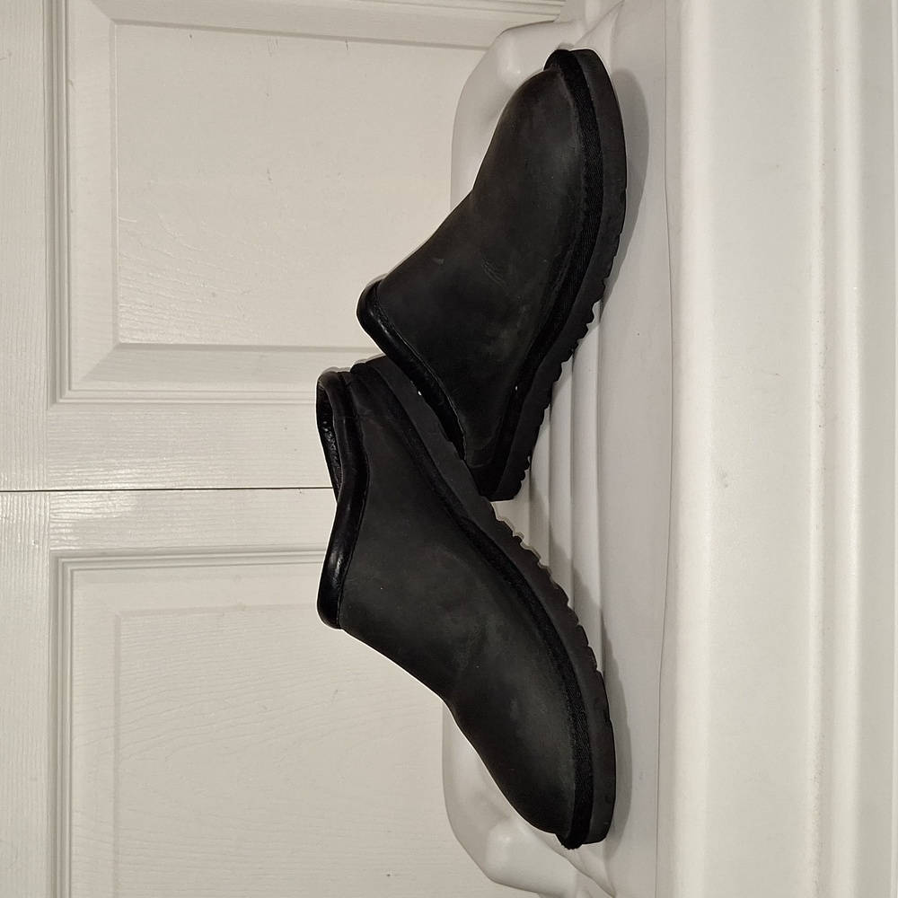 UGG classic leather clog slip-on wool shearling lining - black - 10